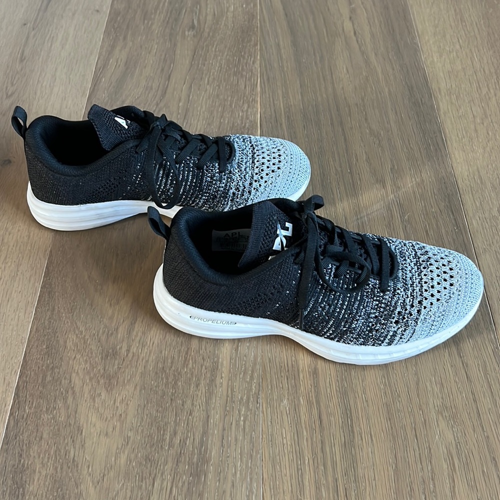 APL Techloom Pro SNEAKERS, US size 7.5